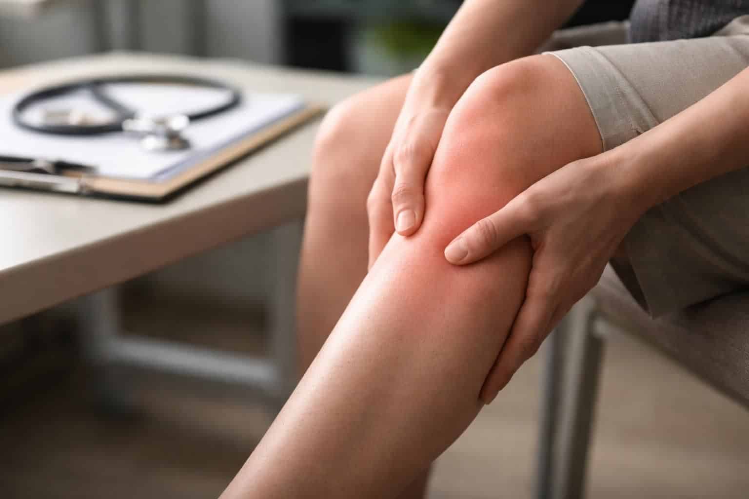 découvrez les principales causes de la douleur au mollet gauche et apprenez quand consulter un professionnel de santé pour une gêne persistante.