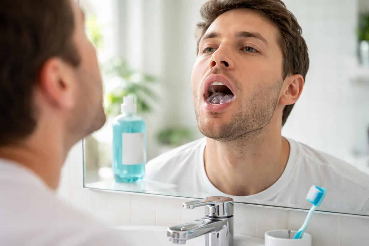 découvrez comment les gargarismes, une pratique simple et rapide, peuvent renforcer votre santé bucco-dentaire en réduisant bactéries et inflammations.
