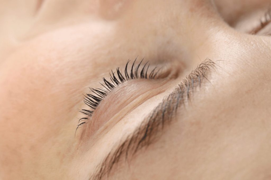 Technicienne réalisant un lash lift en institut